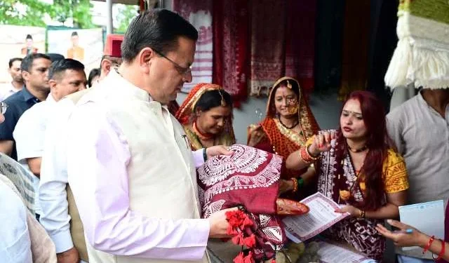 स्थानीय उत्पादों को पहचान दिलाने की पहल, मुख्यमंत्री धामी ने कारीगरों को किया सम्मानित