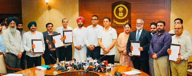 स्वच्छ ऊर्जा से रोशन होंगे पंजाब के गांव, अमन अरोड़ा ने सात एजेंसियों को सौंपे वर्क ऑर्डर
