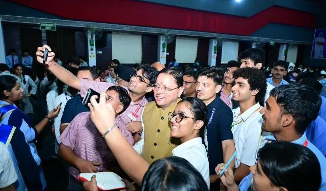 ‘मेरे सपनों का उत्तराखंड’ पर विद्यार्थियों ने सीएम धामी से किया संवाद