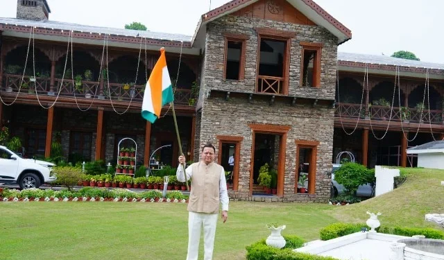 मुख्यमंत्री आवास पर लहराया तिरंगा